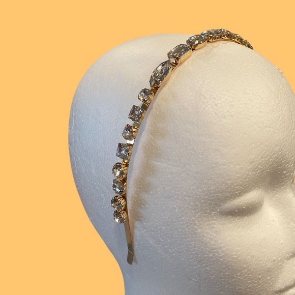 NEW fashionable headband 
Large clear rhinestones 
Condition:New Without Tags